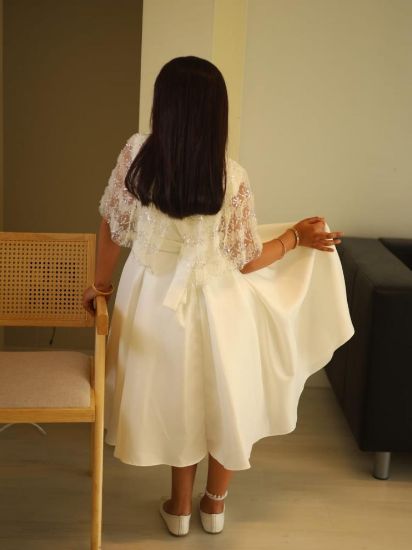 صورة فستان سهرة أطلالة ملكية بلمسات اللؤلؤ والدانتيل